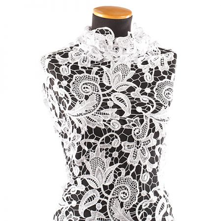 Efektní hrubá krajka motiv květy bílá