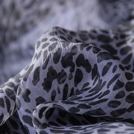 Šifon plisé zvířecí motiv černošedý
