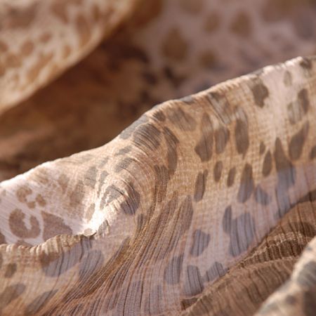 Šifon plisé zvířecí motiv hnědobéžový