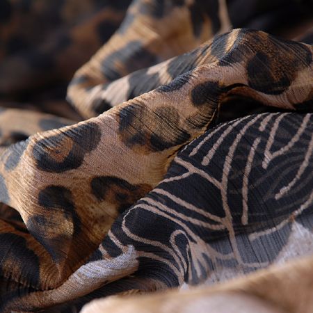 Šifon plisé zvířecí motiv doplněn květy 