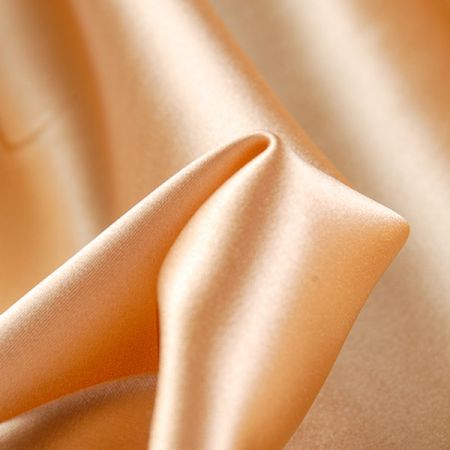 Satén hedvábný pružný broskvové barvy