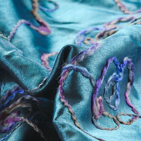 Lamé  šatovka s plastickou výšivkou květů