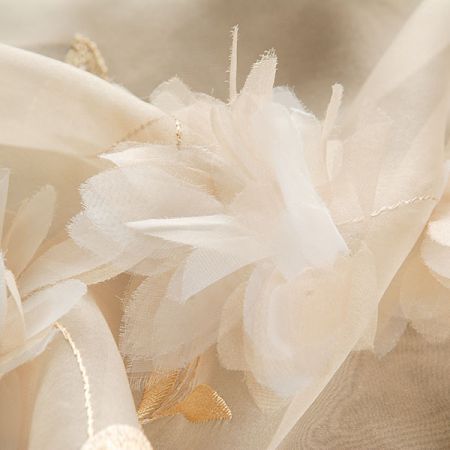 Organza s výšivkou a plastickými květy béžovožlutá