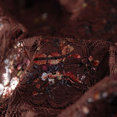 Efektní pružná krajka s nevšedním tiskem hnědá