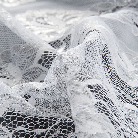 Krajka pružná jemná květinový vzor bílostříbrná