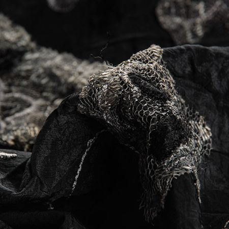 Krešovaný taft žakárový výšivka květů černý