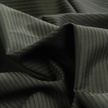 Kostýmová žakárová látka tenké proužky tm. zelená