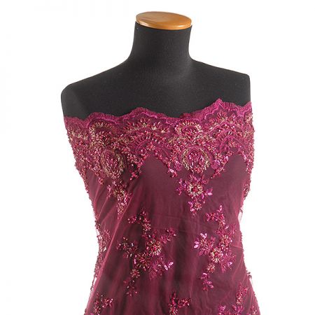 Krajka na tylu fuchsiová výšivka korálky