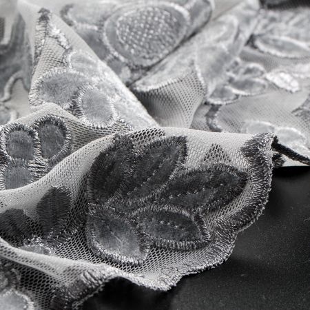 Pružná krajka sametová výšivka na tylu květy světle šedá