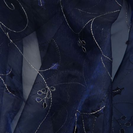 Vyšívaná organza s motívom popínavých sa kvetov