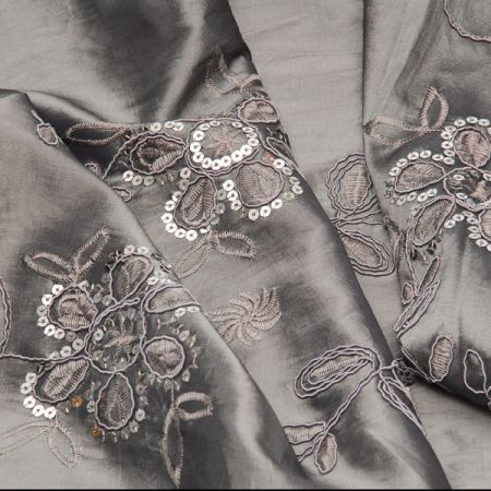 Taft s aplikacemi a výšivkou stříbrná