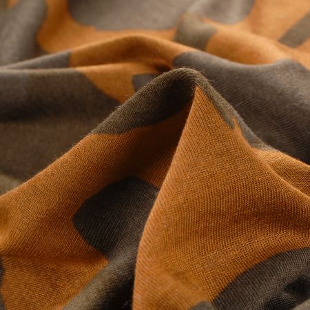 Viskozový úplet vzor maskáč okrová/hnědá