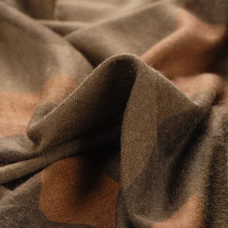 Viskozový úplet vzor maskáč šedá/hnědá