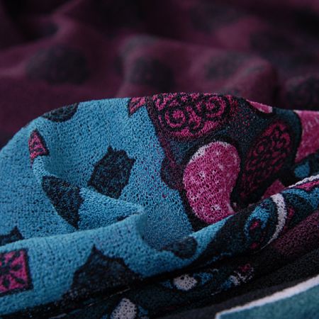 Úplet žoržetového vzhledu kupón vínový