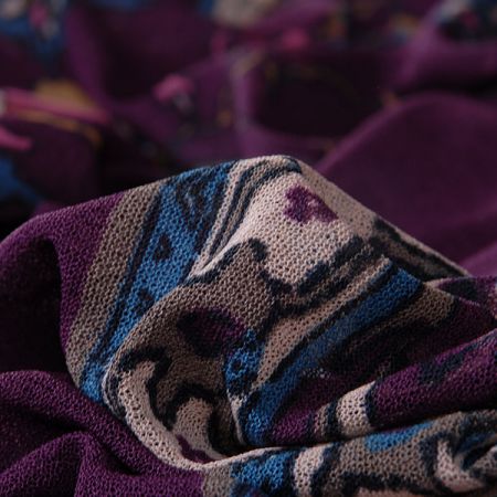 Úplet žoržetového vzhledu tisk etno vínový