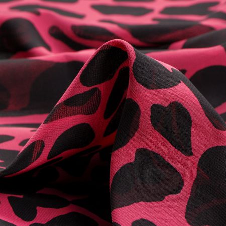 Šifon jemný zvířecí motiv černá růžová