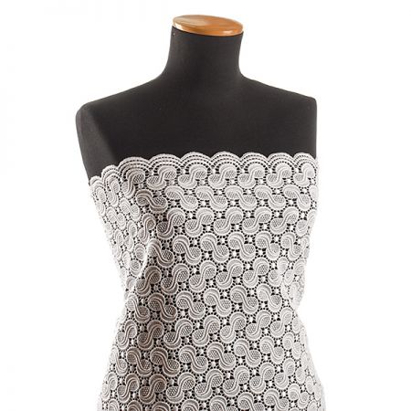 Hrubá krajka geometrický vzor bílá