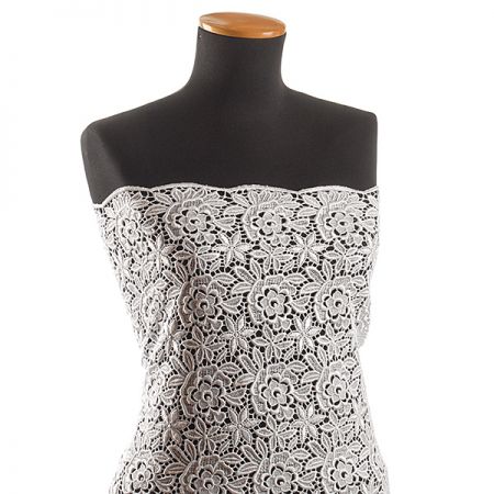 Hrubá krajka velké květy bílá