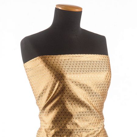 Brokát zlatobéžový jemný geometrický vzor