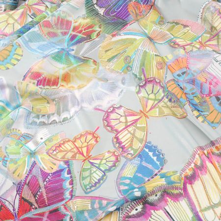 Satén vzor motýlci v barvách duhy