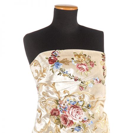 Samet s barokní květinovou výšivkou smetanový