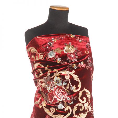 Samet s barokní květinovou výšivkou červený