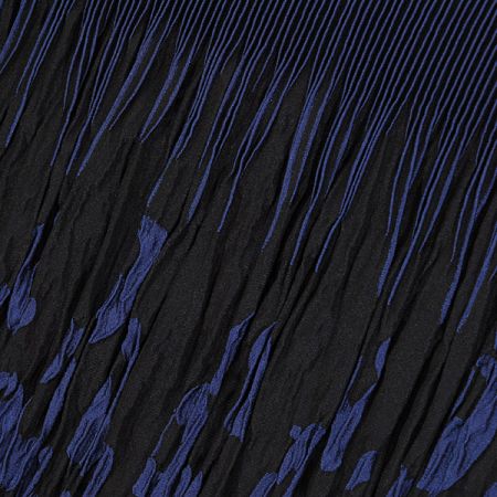 Látka kupón dva tvarované kraje černo/modrá