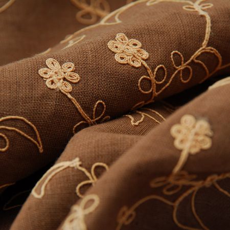 Len vyšívaný hnědý/krémová výšivka