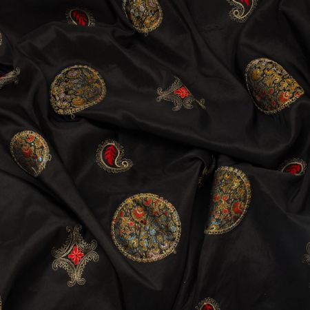 Vyšívaný taft v marockém stylu černý
