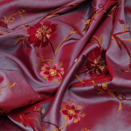 Vyšívaný taft s květy a listy šanžán fialový