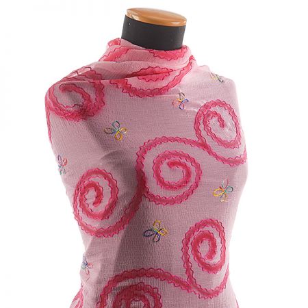 Krep šifon výšivka velká spirála růžová II.jakost