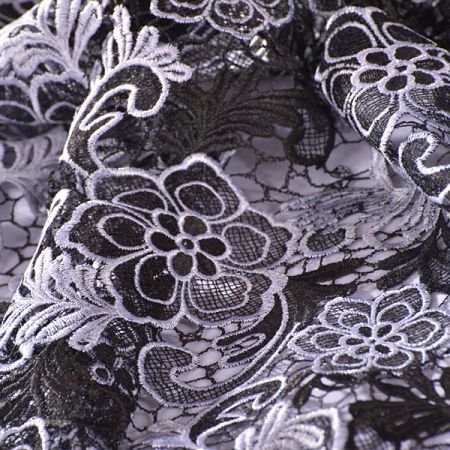 Efektní krajka na tylu motiv květů bílá/černá