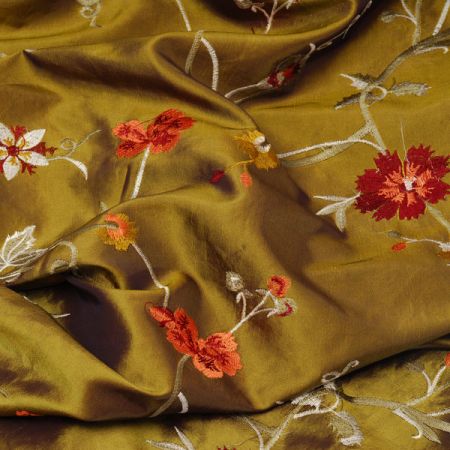 Vyšívaný taft s květy a listy olivový
