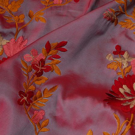 Vyšívaná taftová metráž s květy šanžán vínová/fialová