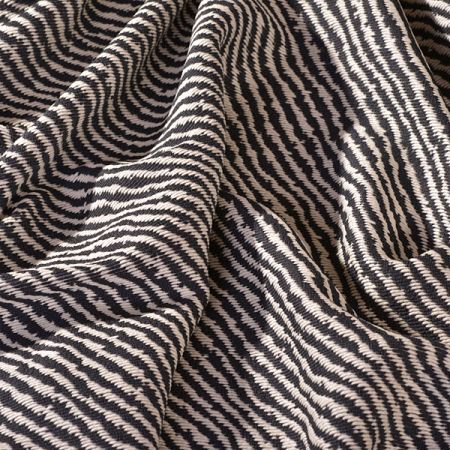 Vlněná látka na kabát šikmé pruhy černosmetanová