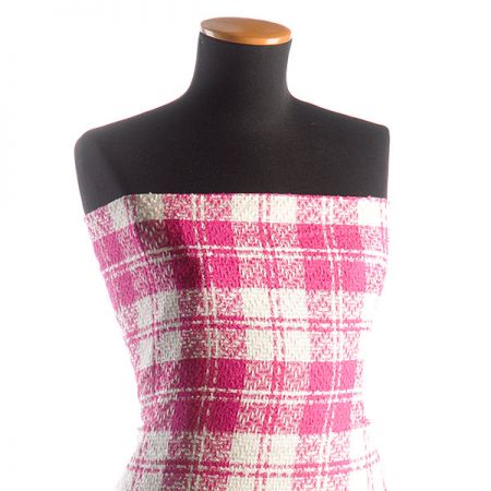 Kostýmová látka s plastickým vzorem růžová bílá