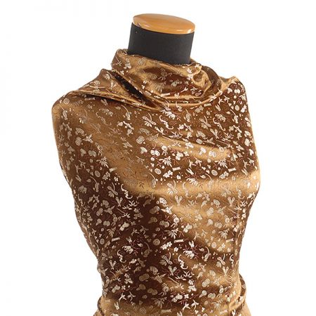 Brokát jemný květinový motiv hnědý