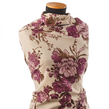 Pružný samet romantický květinový motiv