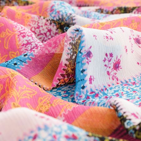 Jemný pružný šifon motiv patchwork růžová