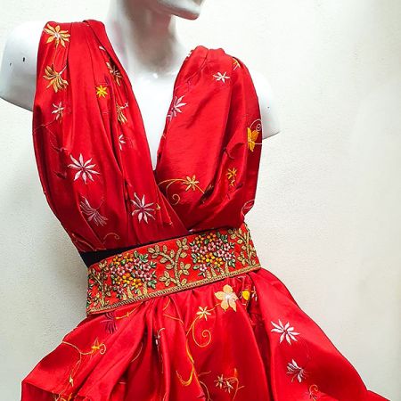 Vyšívaný taft s pruhy z květů červený