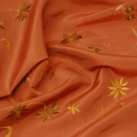 Vyšívaný taft s pruhy z květů skořicový