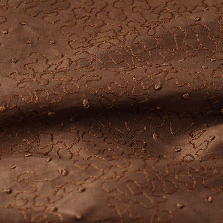 Vyšívaný taft hnědý s nopky