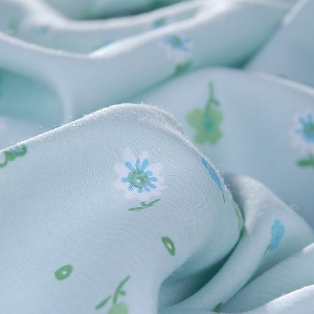 Viskozová letní látka kytičkový vzor světle zelená