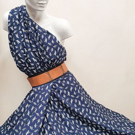 Látka na šaty motiv kloboučků tmavě modrá