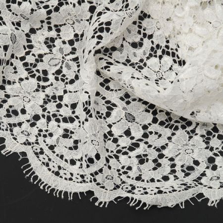 Krajka ve francouzském stylu bílá