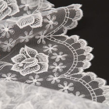 Bílá krajka na tylu s výšivkou růže