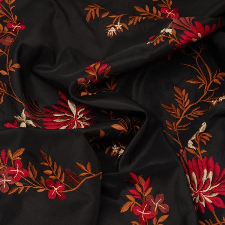 Vyšívaný černý taft s květy