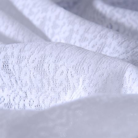 Pružná krajka drobný květinový motiv bílá SLEVA