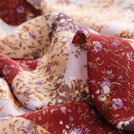 Jemný viskozový šifon motiv patchwork vínová