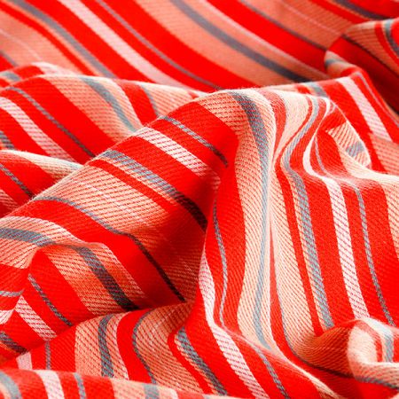 Bavlněná látka s proužky červená s pískovými pruhy